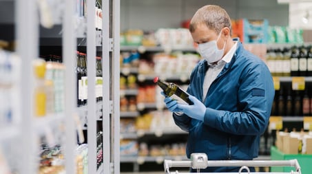  Los expertos dicen que llevar un cubrebocas al hacer salidas a supermercados o farmacias es buena idea.