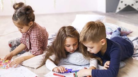 Piensa en cómo entretener a tus hijos durante la pandemia.